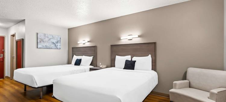 彭顿海滩红狮套房酒店(Red Lion Inn & Suites Pontoon Beach)图片