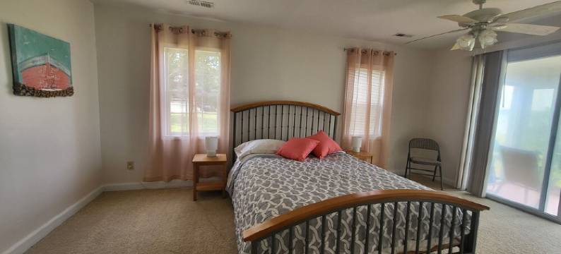 Bright and airy waterfront getaway图片