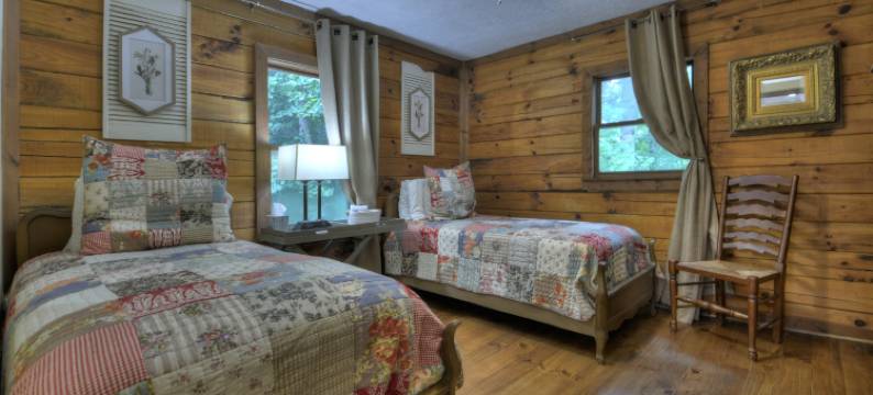 Hot Tub and Cozy Deck - Charming Log Cabin Retreat图片