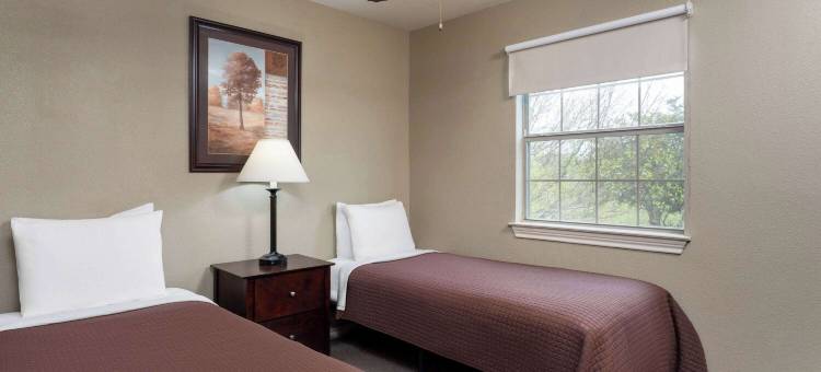 德克萨斯三河鹰巢酒店 - 温德姆旅屋(Eagle's Den Three Rivers Texas a Travelodge by Wyndham)图片