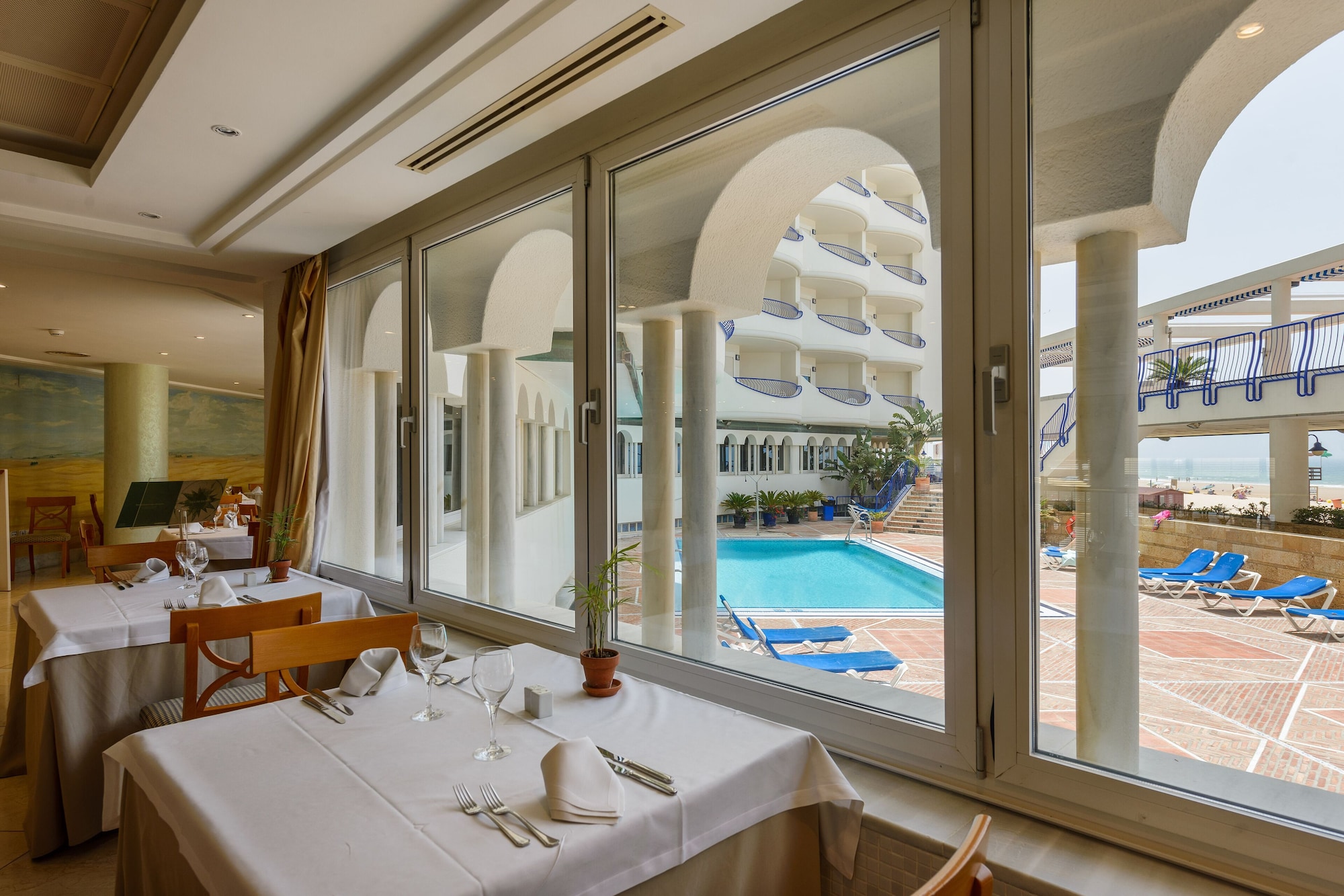 Hotel Playa Victoria Over view