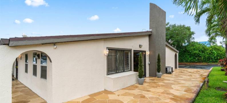 西棕榈滩兰塔纳温德姆速8酒店(Super 8 by Wyndham Lantana West Palm Beach)图片