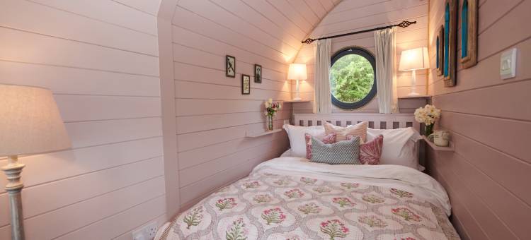Cabins in Oxfordshire with Hot Tub & Meadow Views图片