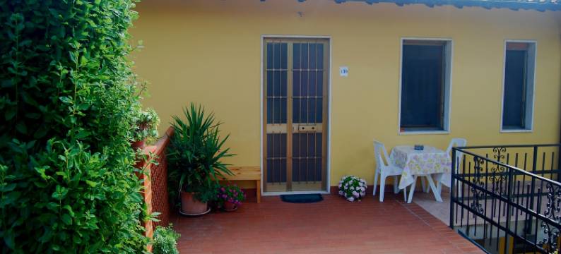 Sunlit home with pool图片