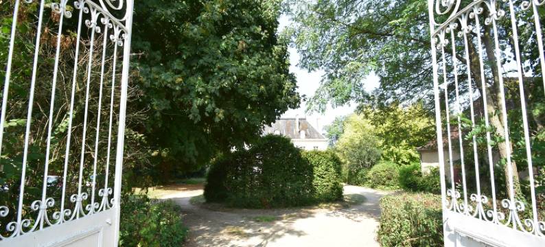 House in Burgundy with Private Pool图片