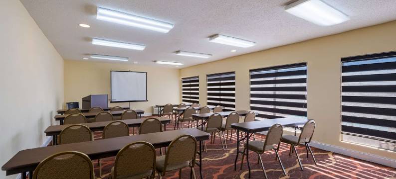 亨茨维尔研究园区凯艺套房酒店(Quality Inn & Suites Huntsville Research Park Area)图片