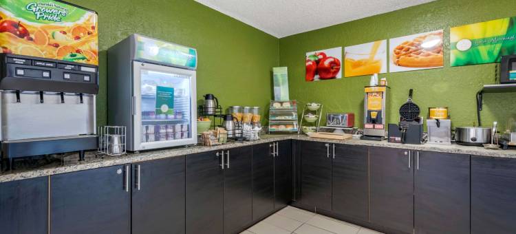 利斯堡湖泊群凯艺套房酒店(Quality Inn & Suites Leesburg Chain of Lakes)图片