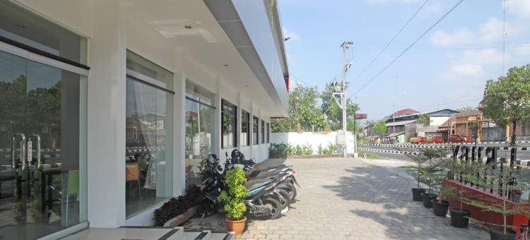 红多兹酒店-塞拉坦加兰灵罗德(RedDoorz @ Jalan Ringroad Selatan)图片