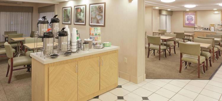 沃威克普罗维登斯机场拉昆塔温德姆套房酒店(La Quinta Inn & Suites by Wyndham Warwick Providence Airport)图片