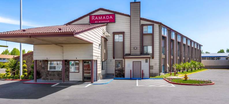 温德姆华美达-梅德福机场北(Ramada by Wyndham Medford Airport North)图片
