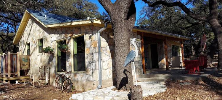 特拉维斯湖北岸温馨私密石屋(Cozy, private waterfront stone cabin on the north shore of Lake Travis)图片
