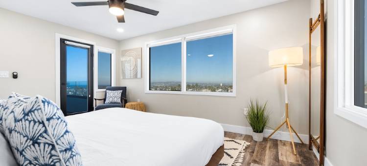 Newly Remodeled Mansion with Breathtaking 300° Views! AC, Parking, Spacious!图片
