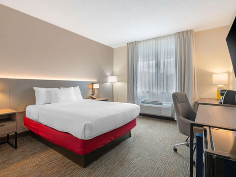 曾斯维尔市中心的舒适套房酒店