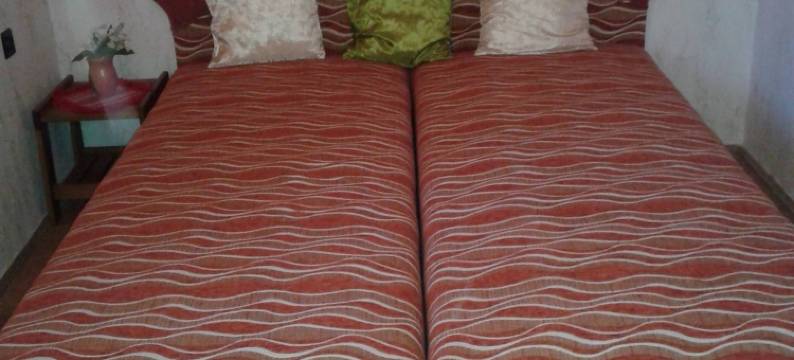 在Fonyód的一整栋带花园的度假房，可供2-10人使用(A Whole Holiday House with a Garden in Fonyód for 2-10 Persons)图片