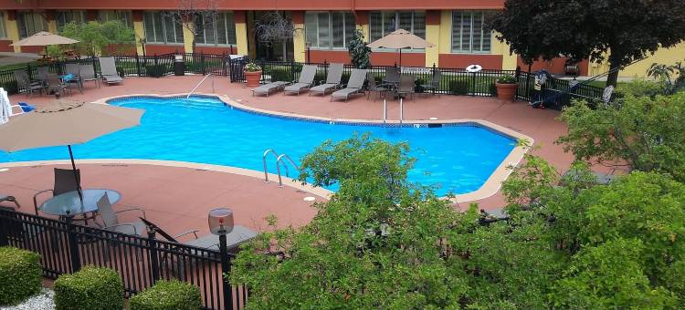 底特律大都会机场克拉丽奥酒店(Clarion Hotel Detroit Metro Airport)图片