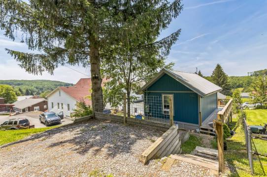 近小径和小镇的山地Koru两卧室小屋(Mountain Koru Near Trails & Town 2 Bedroom Cabin)