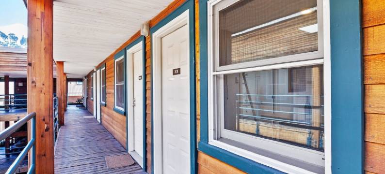 Top Floor Condo with Balcony Steps to Lifts & Main Street 2 Bedroom Condo by RedAwning图片