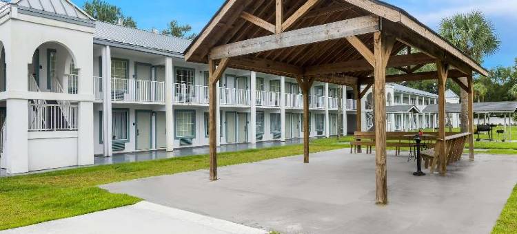 Suburban Studios Brunswick I-95图片