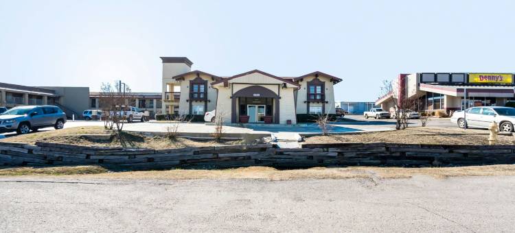 OYO塔尔萨北谢里登路机场酒店(OYO Hotel Tulsa N Sheridan Rd & Airport)图片