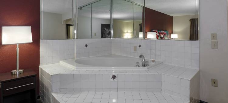 欧佩莱卡红屋顶普拉斯套房旅馆(Red Roof Plus+ & Suites Opelika)图片