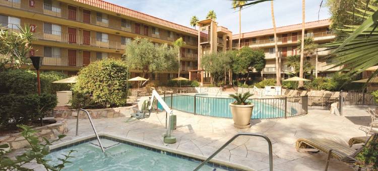 24街凤凰城机场希尔顿合博套房酒店(Motel 6 Phoenix, AZ – Sky Harbor)图片