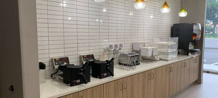 湖城拉昆塔温德姆套房酒店(La Quinta by Wyndham Lake City)图片