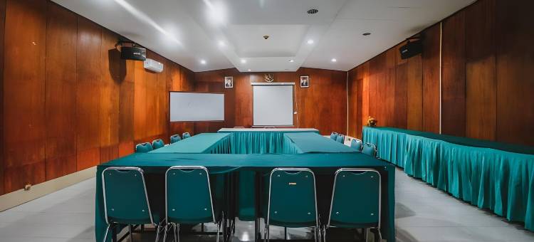 红多兹普拉斯酒店-茂物普卡梅加门当(RedDoorz Plus at Neo Asri Hotel Megamendung Puncak Bogor)图片