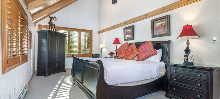 Private Deck with Hot Tub and Spacious Living Areas - Charming Duplex图片