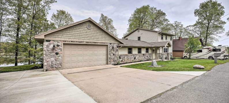 宠物友好的草湖度假胜地，配备娱乐室！(Pet-Friendly Grass Lake Retreat w/ Game Room!)图片