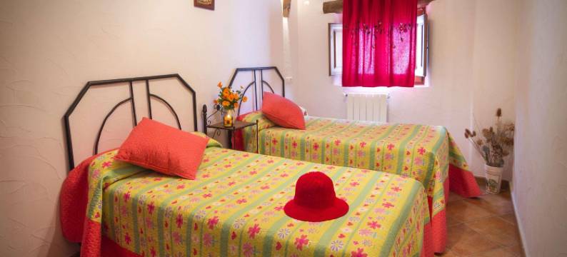 Holiday Home in Laroya with Pool & BBQ图片