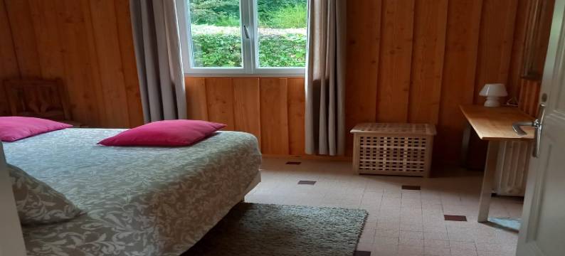 Burgundy Poolside Getaway图片