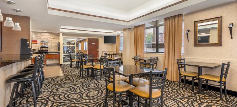 路易斯维尔贝斯特韦斯特优质套房酒店(Best Western Plus Louisville Inn  Suites)图片