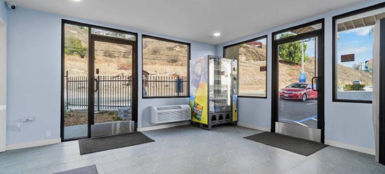 波莫纳费尔普莱克斯温德姆酒店(Travelodge by Wyndham Fairplex Pomona)图片