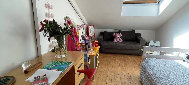 Unusual duplex with garden图片