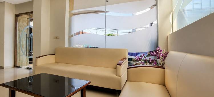 苏拉巴亚橡树镇屋酒店(Townhouse Oak Hotel Niaga Surabaya)图片
