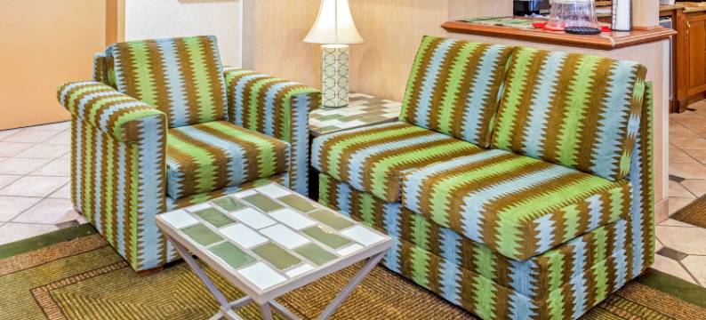 密尔沃基机场奥克里克拉昆塔温德姆酒店(La Quinta Inn by Wyndham Milwaukee Airport / Oak Creek)图片