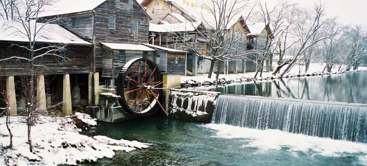 壮观的带热水浴缸壁炉按摩浴缸的家(Hawks Nest by Beyond Expectations W Hot Tub)图片