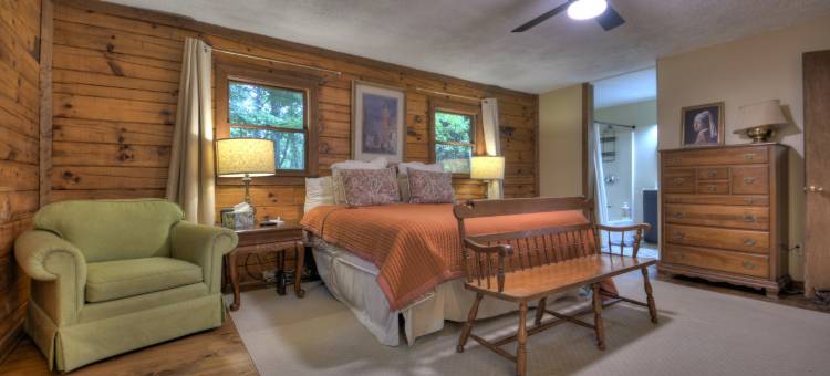 Hot Tub and Cozy Deck - Charming Log Cabin Retreat图片