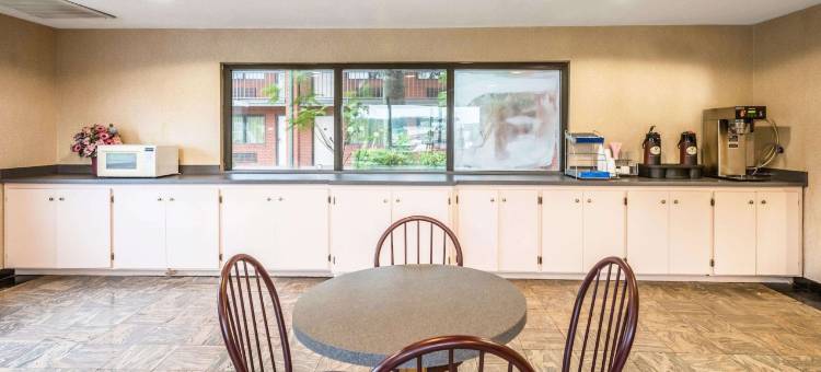 恩波里亚4简少套房公寓(Studios and Suites 4 Less Emporia)图片