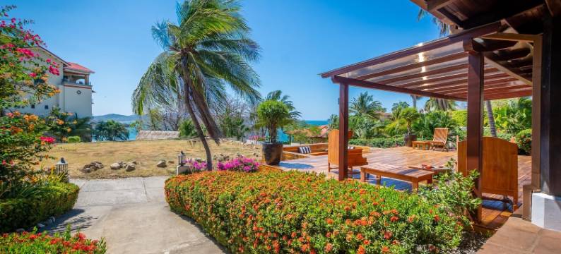 豪华海景火烈鸟之家，配有泳池、公寓和派对露台(Stunning Home with Brand-New Guesthouse and Oceanview Terrace with Private Swimming Pool & Hot Tub)图片