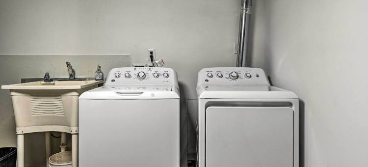 距离Sand Valley 1英里，距离海滩1块的小木屋(Cabin 1 Mi to Sand Valley, 1 Block to Beach)图片