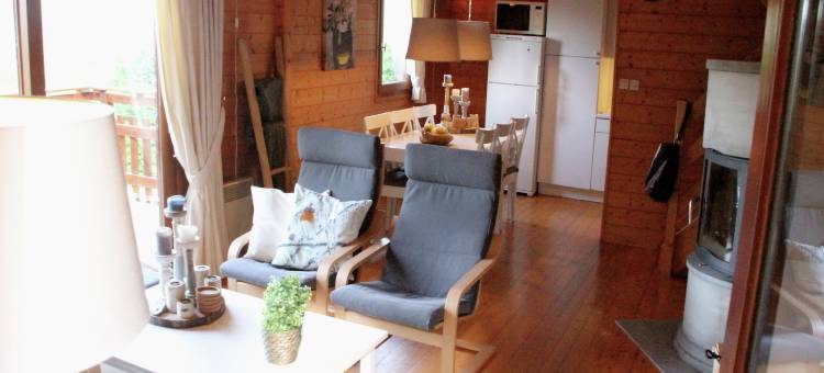 Poolside Bliss Near Lake图片