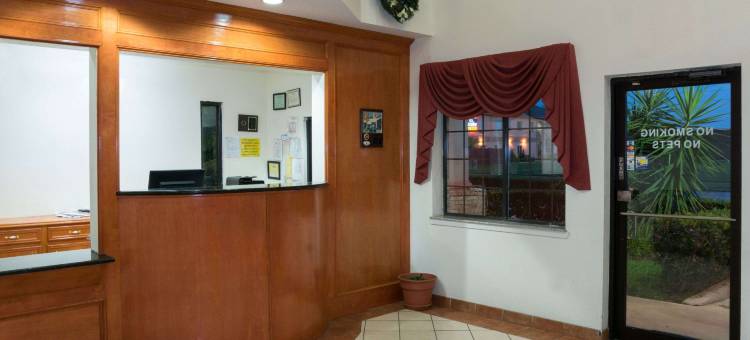 斯塔福德舒格兰地区速8酒店(Super 8 by Wyndham Stafford Sugarland Area)图片