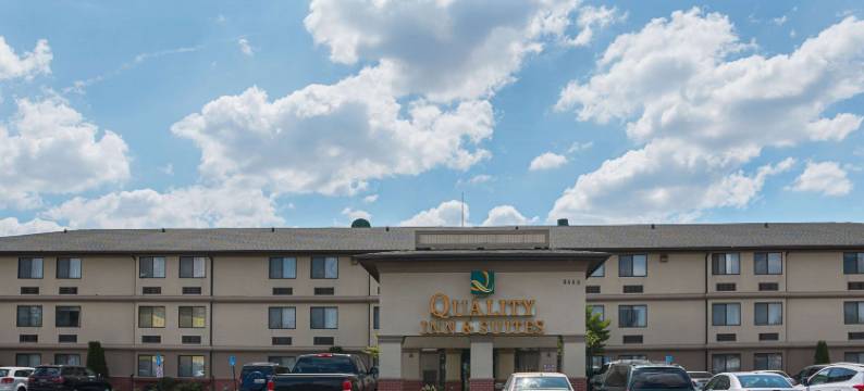 品质酒店及套房底特律大都会机场(Quality Inn & Suites Detroit Metro Airport)图片