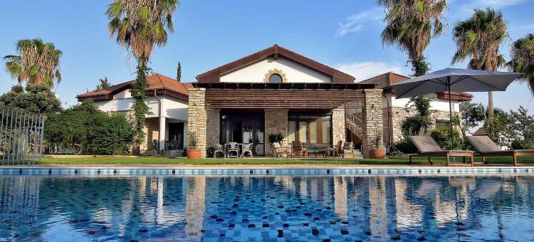 帕福斯超大别墅，可容纳14名儿童，带泳池、按摩浴缸和巨大花园(Incredible Large Villa In Paphos sleeps 14 Children Pool, Jacuzzi, Huge Garden)图片