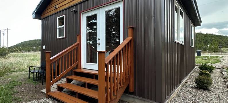 Peaceful Cabin w/ Waterfall near Glacier Natl Park图片