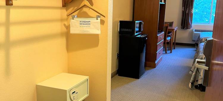 托皮卡-福布斯登陆温德姆速8酒店(Super 8 by Wyndham Topeka at Forbes Landing)图片