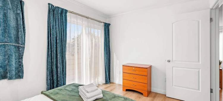 带庭院和舒适内饰的舒适度假屋(Comfy Retreat With Yard & Cozy Interiors)图片