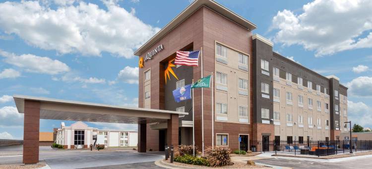威奇托机场拉昆塔温德姆套房酒店(La Quinta Inn & Suites by Wyndham Wichita Airport)图片