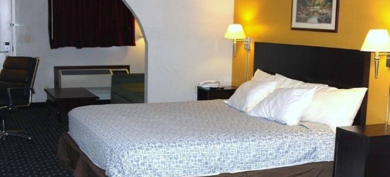 快捷酒店及套房(Express Inn & Suites)图片